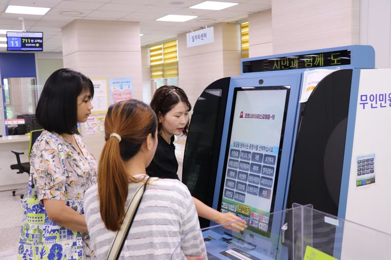 양주시는 경기도 지자체 최초로 이민자들의 민원행정 서비스 개선을 위한 '무인민원발급기 외국어 UI(user interface, 한글을 외국어로 변환)지원 서비스'를 도입했다. /양주시 제공