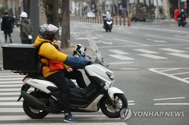 서울 시내에서 이동하는 배달 라이더. 연합뉴스