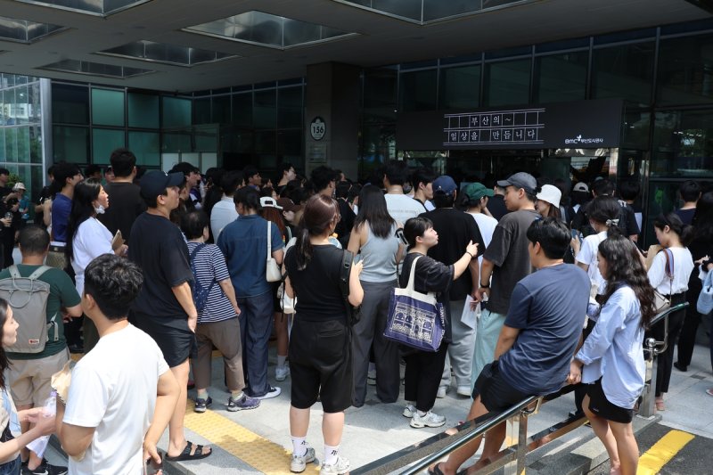 5일 오전 8시부터 부산도시공사 본사에서 '행복주택 추가입주자' 방문 접수를 받은 가운데, 이날 수천명의 인파가 몰려 도시공사의 행정이 마비됐다. 방문 시민들은 야외 무더위 속에서 수 시간 동안 기다리며 불편을 겪은 것으로 알려졌다. 연합뉴스 제공