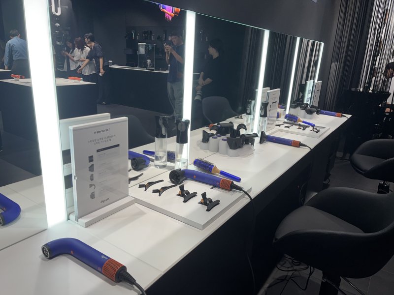 [서울=뉴시스]이현주 기자 = 다이슨코리아가 헤어 전문가들을 위한 '다이슨 슈퍼소닉 r 헤어드라이어'를 5일 국내 출시했다. 다이슨코리아는 이번 다이슨 슈퍼소닉 r 헤어드라이어 국내 출시를 기념해 이날 오전 다이슨 사운즈 한남 데모스토어에서 국내 유수 헤어 살롱 전문 헤어 스타일리스트들을 대상으로 론칭 행사를 진행했다. 행사장에 전시된 다이슨 슈퍼소닉 r 헤어드라이어 제품들. lovelypsyche@newsis.com