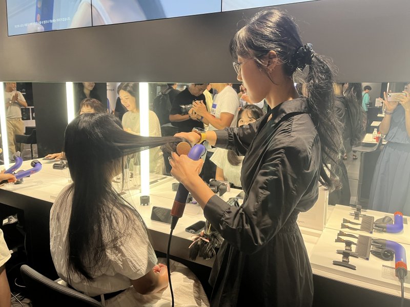 [서울=뉴시스]이현주 기자 = 다이슨코리아가 헤어 전문가들을 위한 '다이슨 슈퍼소닉 r 헤어드라이어'를 5일 국내 출시했다. 다이슨코리아는 이번 다이슨 슈퍼소닉 r 헤어드라이어 국내 출시를 기념해 이날 오전 다이슨 사운즈 한남 데모스토어에서 국내 유수 헤어 살롱 전문 헤어 스타일리스트들을 대상으로 론칭 행사를 진행했다. 한 스타일리스트가 직접 제품을 체험하고 있다. lovelypsyche@newsis.com