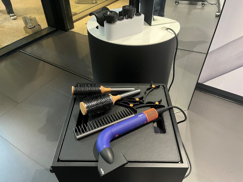 [서울=뉴시스]이현주 기자 = 다이슨코리아가 헤어 전문가들을 위한 '다이슨 슈퍼소닉 r 헤어드라이어'를 5일 국내 출시했다. 다이슨코리아는 이번 다이슨 슈퍼소닉 r 헤어드라이어 국내 출시를 기념해 이날 오전 다이슨 사운즈 한남 데모스토어에서 국내 유수 헤어 살롱 전문 헤어 스타일리스트들을 대상으로 론칭 행사를 진행했다. 행사장에 전시된 다이슨 슈퍼소닉 r 헤어드라이어. lovelypsyche@newsis.com