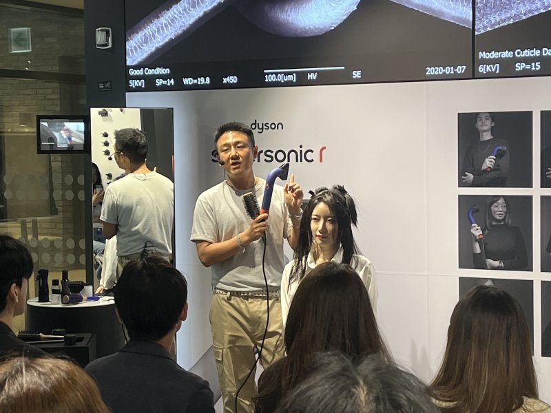 [서울=뉴시스]이현주 기자 = 다이슨코리아가 헤어 전문가들을 위한 '다이슨 슈퍼소닉 r 헤어드라이어'를 5일 국내 출시했다. 다이슨코리아는 이번 다이슨 슈퍼소닉 r 헤어드라이어 국내 출시를 기념해 이날 오전 다이슨 사운즈 한남 데모스토어에서 국내 유수 헤어 살롱 전문 헤어 스타일리스트들을 대상으로 론칭 행사를 진행했다. 다이슨 뷰티 앰배서더인 김선우 우선 헤어메이크업 살롱 원장이 행사에서 시연을 진행하고 있다. lovelypsyche@newsis.com