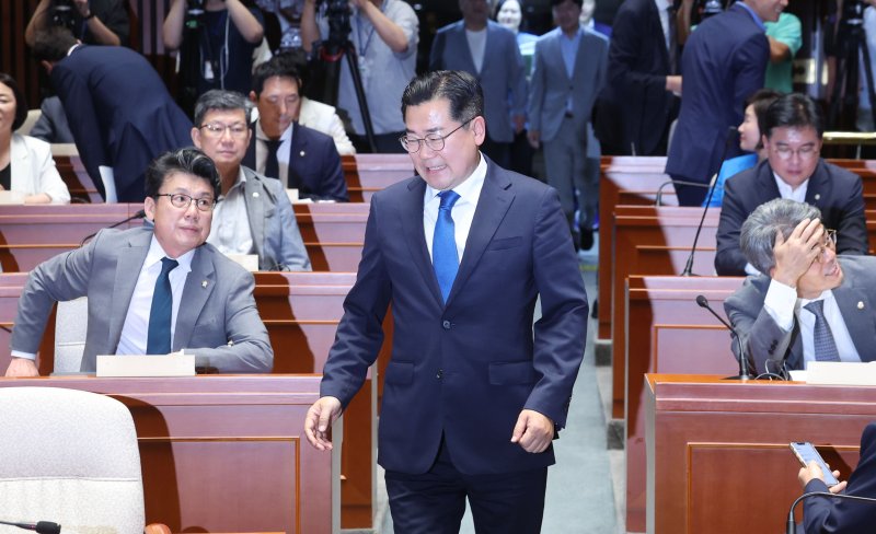 박찬대 더불어민주당 당대표 권한대행 겸 원내대표가 5일 오후 서울 여의도 국회에서 열린 의원총회에 참석하고 있다. 사진=뉴시스화상