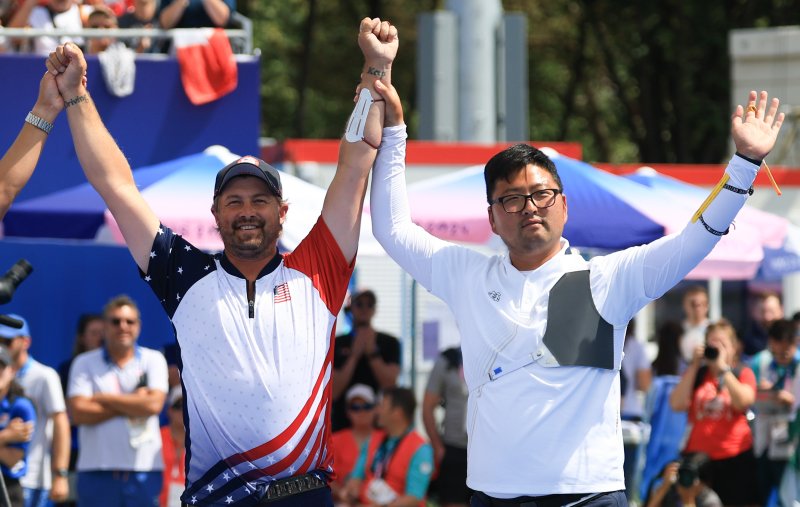 대한민국 남자 양궁 대표팀 김우진 선수가 4일 오후(한국시간) 프랑스 파리 앵발리드에서 2024 파리올림픽 남자 양궁 개인전 금메달 결정전 미국의 브래디 엘리슨 선수와의 경기에서 슛오프 접전 끝에 금메달을 획득한 후 기뻐하고 있다.<div id='ad_body3' class='mbad_bottom' ></div> 2024.8.4/뉴스1 ⓒ News1 박정호 기자 /사진=뉴스1