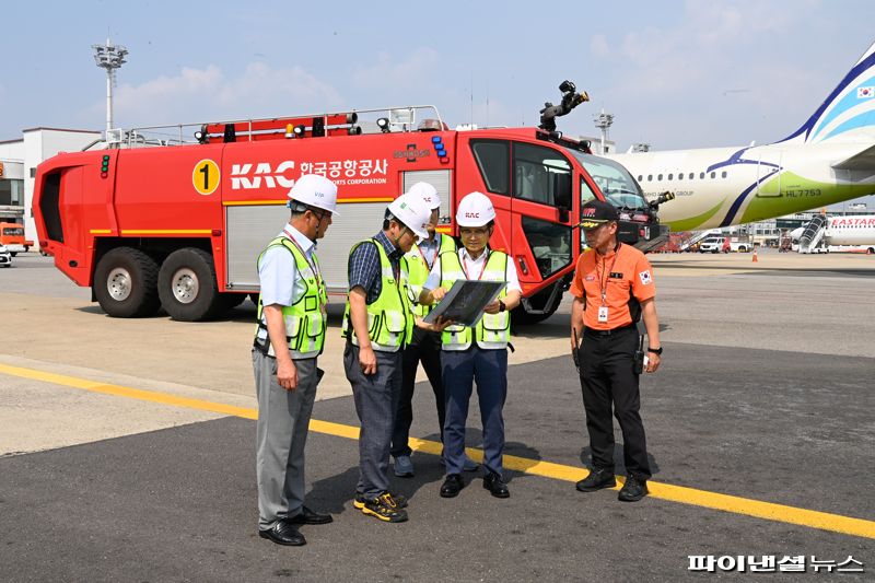 이정기 한국공항공사 사장직무대행(오른쪽 두번째)이 5일 김포공항 항공기 이동지역 현장 점검 및 살수작업을 지휘하고 있다. 한국공항공사 제공