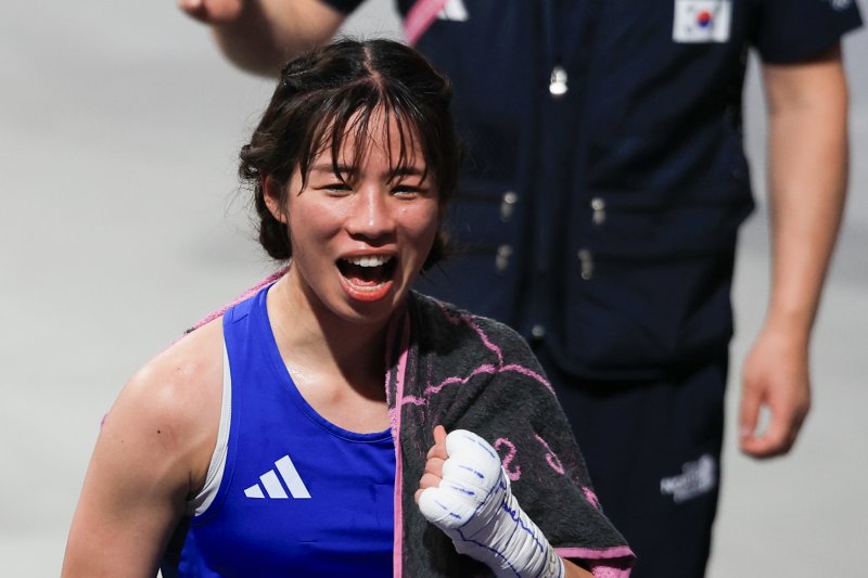 대한민국 복싱 대표팀 임애지가 5일 새벽(한국시간) 프랑스 파리 노스 파리 아레나에서 진행된 복싱 여자 54kg급 준결승 튀르키예의 해티스 아크바스와의 경기에서 동메달을 확정지은 후 경기장을 나서고 있다. 사진=뉴스1