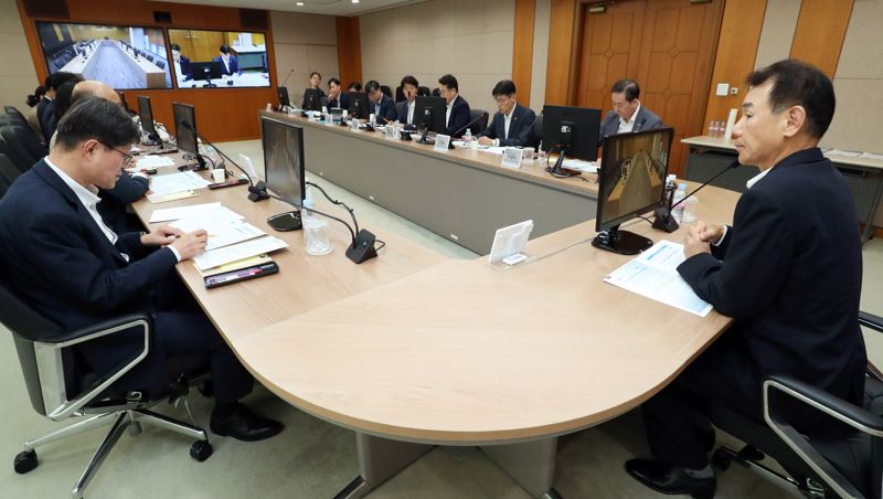 정은보 한국거래소 이사장(사진 맨 우측) 및 경영지원,코스피,코스닥,파생,시장감시 담당 임부장이 참석한 가운데 시장상황 점검을 위한 비상대책 회의를 하고있다. 한국거래소 제공