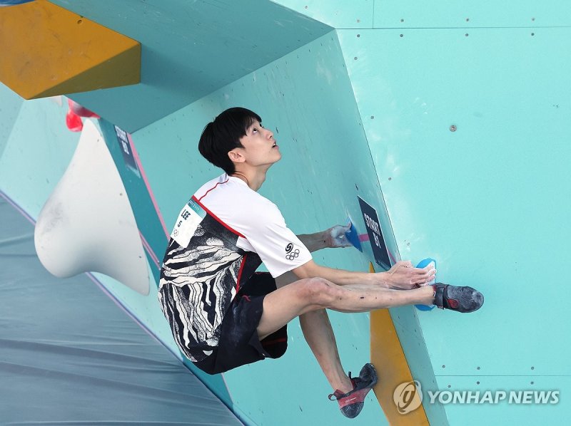 거침없이 암벽 오르는 이도현 거침없이 암벽 오르는 이도현 (파리=연합뉴스) 임화영 기자 = 5일(현지시간) 프랑스 르브루제 클라이밍 경기장에서 열린 2024 파리올림픽 스포츠클라이밍 남자 콤바인 볼더링 준결승에 출전한 한국 이도현이 암벽을 오르고 있다. 2024.8.5 hwayoung7@yna.co.kr (끝)