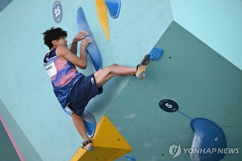 준결선 볼더링 1위 차지한 안라쿠 Japan's Sorato Anraku competes in the men's sport climbing boulder semi final during the Paris 2024 Olympic Games at Le Bourget Sport Climbing Venue in Le Bourget on August 5, 2024. (Photo by Fabrice COFFRINI / AFP)