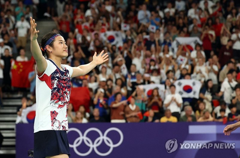 2024 파리올림픽 배드민턴 여자 단식 결승전에서 중국 허빙자오를 이기고 우승을 차지한 한국 안세영이 환호하고 있다. /사진 = 연합뉴스