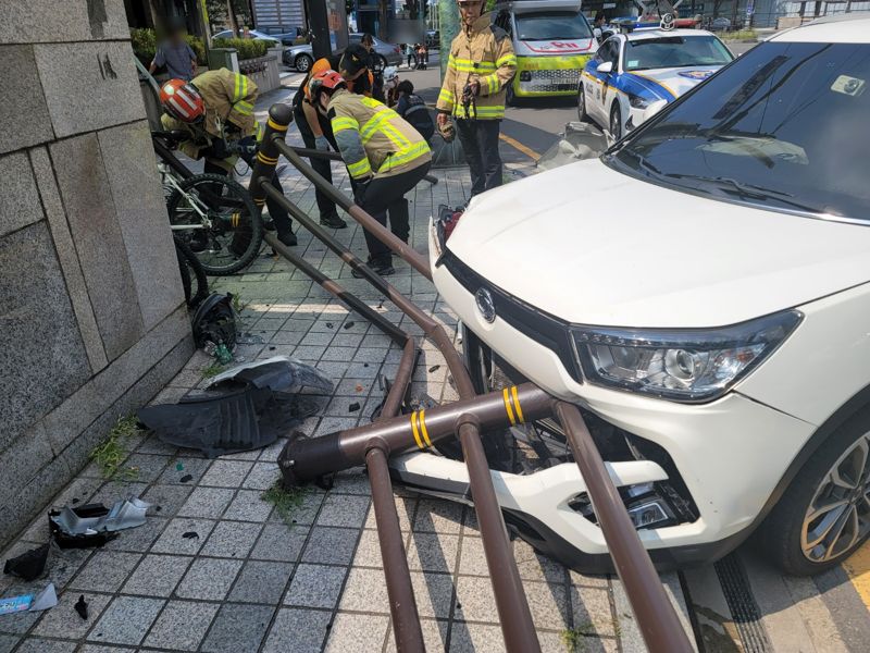 부산 연제구서 20대 몰던 차량 인도 돌진