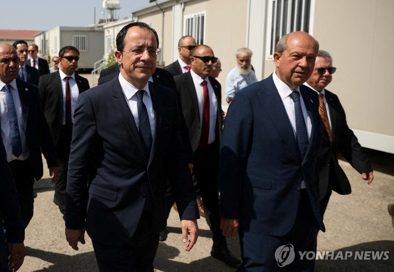 2023년 7월 남키프로스의 크리스토두리데스 대통령(왼쪽)과 북키프로스의 타타르 대통령 FILE PHOTO: Cyprus President Nikos Christodoulides and Turkish Cypriot leader Ersin Tatar, walk during a visit to the CMP Anthropological Laboratory in the buffer zone of Nicosia airport, Cyprus, July 28, 2023. REUTERS/Yiannis Kourtoglou/File Photo