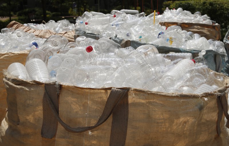 [인천=뉴시스] 김동영 기자 = 5일 오후 인천 서구 청라동 전기차 화재가 발생한 아파트 분리수거장에 빈 생수통이 쌓여있다. 이 화재로 해당 아파트에서는 단전·단수가 5일째 이어지면서 인천상수도사업본부 등 관계기관이 주민을 위해 생수를 지원하고 있다. 2024.08.05. dy0121@newsis.com