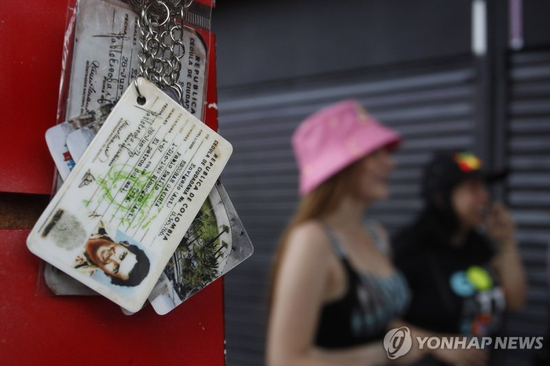 콜롬비아 메데인 노점에 전시된 파블로 에스코바르 열쇠고리 epa11001338 A keychain with a picture of late Colombian drug trafficker Pablo Escobar's ID card, is offered at a shop in Medellin, Colombia, 28 November 2023 (issued 29 November 2023). Pablo Escobar's criminal career, which left a trail of death and violence in Colomb