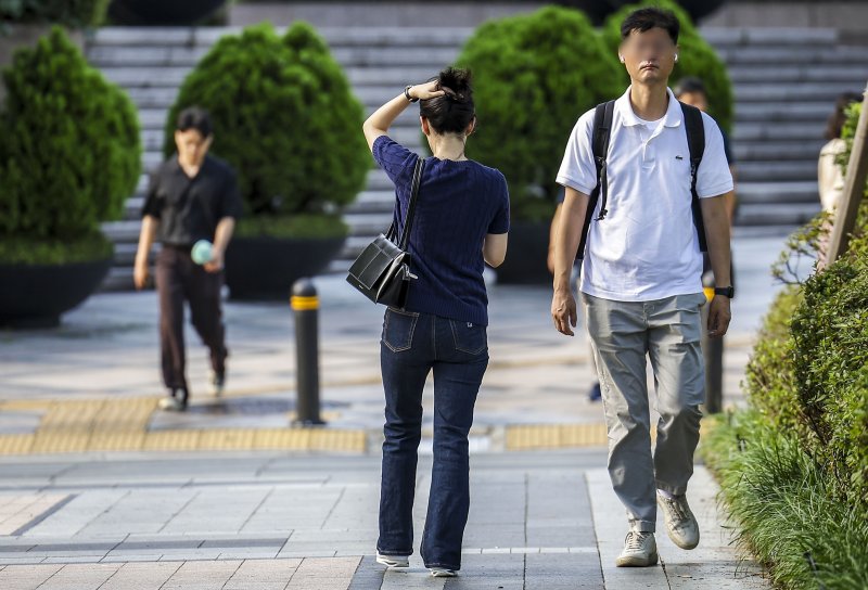 서울시는 6일 오세훈 서울시장 주재로 ‘긴급 폭염 재난안전대책본부 관련 상황판단회의’를 개최하고 폭염 위기단계를 최고 수준인 ‘심각’으로 격상했다. 5일 서울 종로구 세종대로에서 시민들이 이동하고 있다. 뉴시스