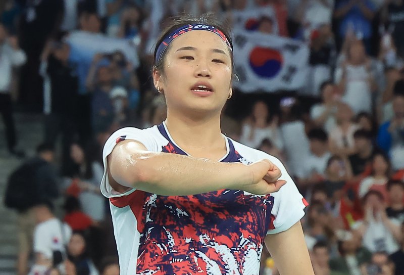 대한민국 배드민턴 대표팀 안세영이 5일 오후(한국시간) 프랑스 파리 라 샤펠 아레나에서 열린 2024 파리올림픽 배드민턴 여자 단식 결승 중국의 허빙자오 선수와의 경기에서 금메달을 확정 지은 후 기뻐하고 있다. 2024.8.5/뉴스1 ⓒ News1 박정호 기자 /사진=뉴스1