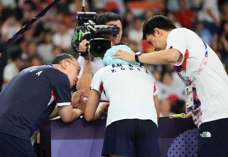 대한민국 배드민턴 대표팀 안세영이 5일 오후(한국시간) 프랑스 파리 라 샤펠 아레나에서 열린 2024 파리올림픽 배드민턴 여자 단식 결승 중국의 허빙자오 선수와의 경기에서 김학균 감독의 작전을 듣고 있다. 2024.8.5/뉴스1 ⓒ News1 박정호 기자