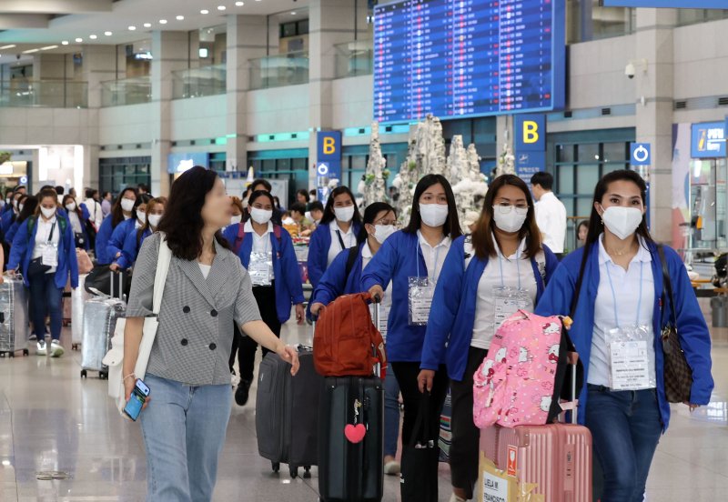 서울시는 '외국인 가사관리사 시범사업'에 총 731가정이 신청했으며, 최종 157가정을 선정했다. 이들은 9월 3일부터 서비스를 제공할 계획이다. 외국인 가사관리사 시범사업에 참여하는 필리핀인 가사관리사들이 6일 오전 인천국제공항을 통해 입국하고 있다. 뉴시스