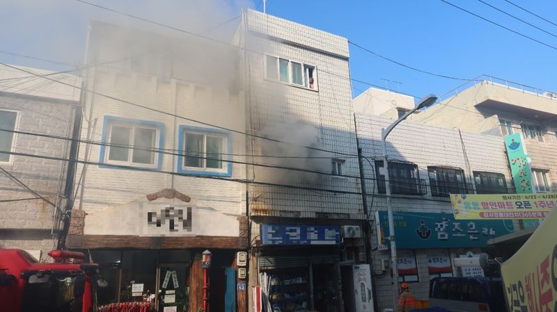 지난 5일 오후 사하구 신평동의 한 주택에서 불이 났다. 부산소방재난본부 제공