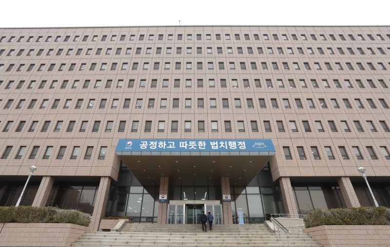 어디서든 참고인 조사 가능해진다...법무부, 내달부터 '원격 화상조사' 시범운영