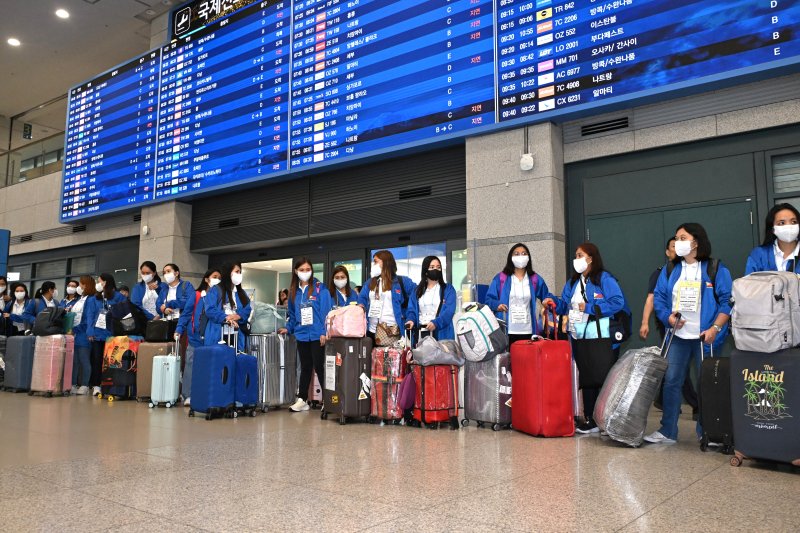 한국어 열공했어요 필리핀 가사도우미 첫 입국...월급 얼마?