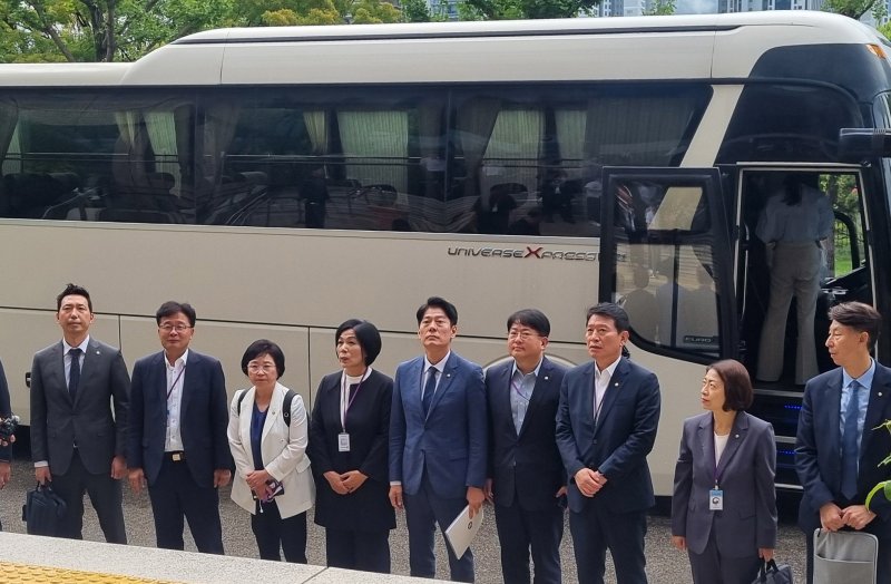 국회 과학기술방송통신위원회 최민희 위원장(왼쪽 네 번째)과 민주당 간사인 김현 의원(왼쪽 세 번째)을 비롯한 야당 과방위원들이 6일 오전 정부과천청사에서 방송통신위원회의 공영방송 이사 선임 관련 현장검증을 위해 방통위에 도착해 입장을 밝히고 있다. 연합뉴스