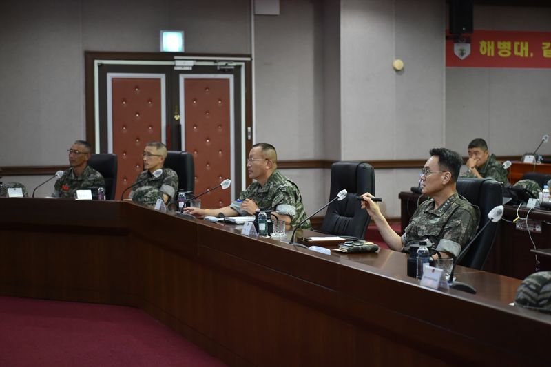 김명수 합참의장(앞줄 맨 왼쪽)이 해병대사·서방사 작전회의실에서 현 상황 관련 군사대비태세를 점검하고 있다.<div id='ad_body2' class='ad_center'></div> 김 의장은 "적이 도발한다면 '뒤를 돌아보지 않고 주저함 없이 과감하고 단호하게 행동하는 軍'의 모습으로 적에게는 공포를 국민에게는 신뢰를 줄 수 있어야 함”을 강조했다. 사진=합동참모본부 제공