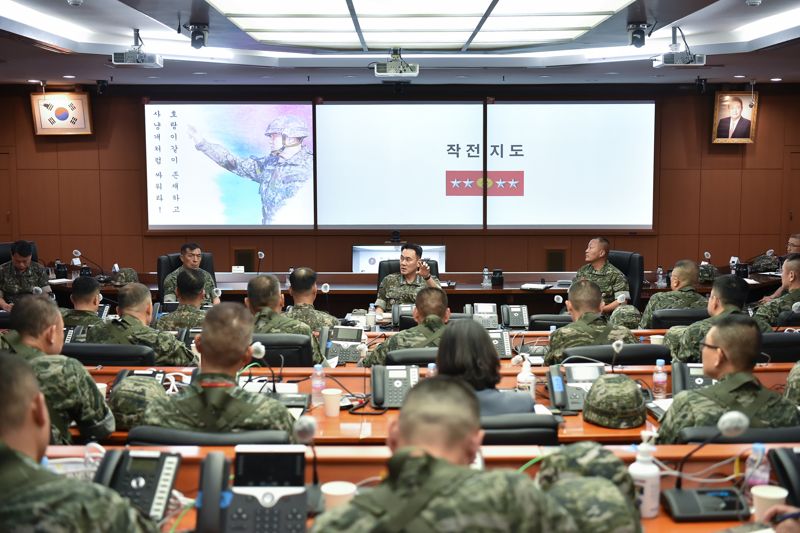 김명수 합참의장이 해병대사·서방사 작전회의실에서 김계환 해병대사령관 등 주요 직위자들과 군사대비태세 확립에 대해 토의하고 있다. 사진=합동참모본부 제공