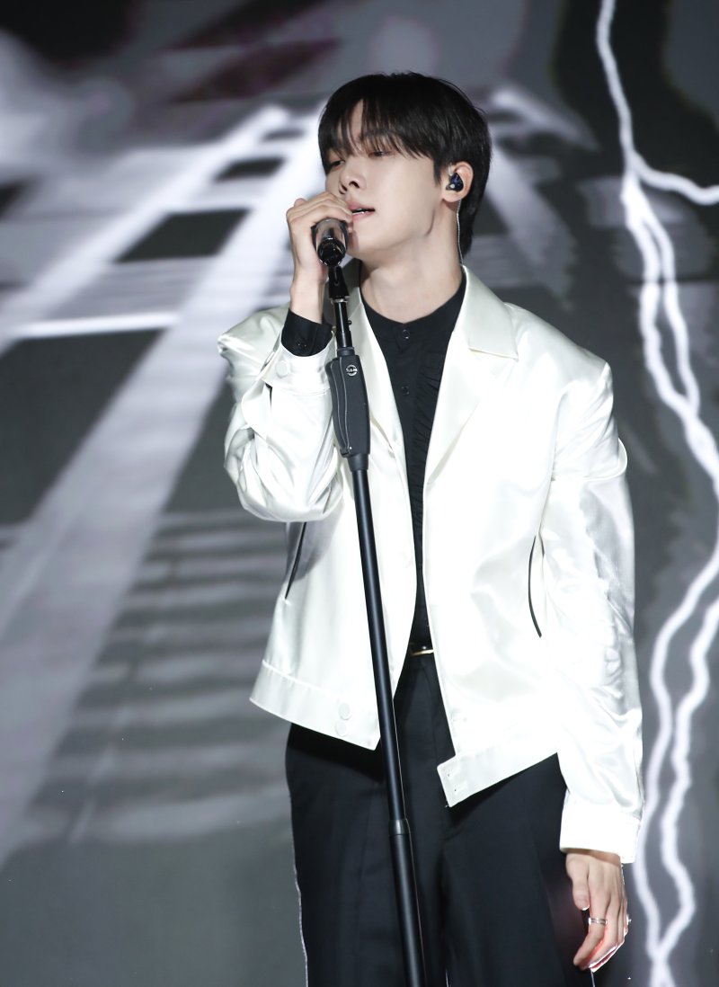그룹 아스트로(ASTRO) 윤산하가 6일 오후 서울 중구 반얀트리 클럽 앤 스파 서울에서 진행된 첫 솔로 미니앨범 '더스크'(DUSK) 발매 기념 쇼케이스에서 타이틀 곡 ‘다이브’를 선보이고 있다. 2024.8.6/뉴스1 ⓒ News1 권현진 기자