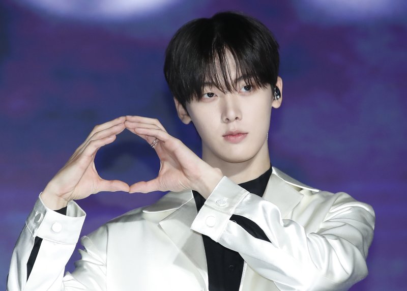 그룹 아스트로(ASTRO) 윤산하가 6일 오후 서울 중구 반얀트리 클럽 앤 스파 서울에서 진행된 첫 솔로 미니앨범 '더스크'(DUSK) 발매 기념 쇼케이스에서 포즈를 취하고 있다. 2024.8.6/뉴스1 ⓒ News1 권현진 기자