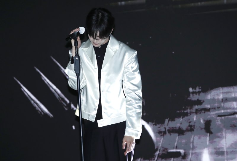 그룹 아스트로(ASTRO) 윤산하가 6일 오후 서울 중구 반얀트리 클럽 앤 스파 서울에서 진행된 첫 솔로 미니앨범 '더스크'(DUSK) 발매 기념 쇼케이스에서 타이틀 곡 ‘다이브’를 선보이고 있다. 2024.8.6/뉴스1 ⓒ News1 권현진 기자