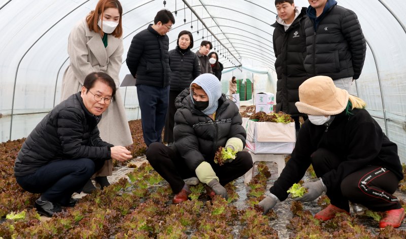 이정식 고용노동부 장관이 지난해 1월31일 경기 포천시 한 시설작물재배 농가를 찾아 외국인 근로자들과 대화하고 있다.