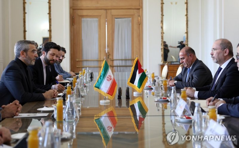 중동 '운명의 일주일'…"이스라엘, 이란 보복 막기 힘들 수도" 테헤란서 회담하는 이란·요르단 외무장관 (테헤란 EPA=연합뉴스) 알리 바게리 이란 외무장관 대행(왼쪽)이 4일(현지시간) 테헤란에서 아이만 사파디 요르단 외무장관(오른쪽)과 회담하고 있다. 사파디 장관의 이란 방문은 이스마일 하니예 하마스 최고 정치지도자 암살 사건 이후 이란과 이스라엘 간 전운이 고조되는 가운데 이뤄졌다. 2024.08.05 passion@yna.co.kr (끝)