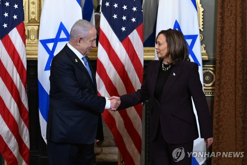 중동 '운명의 일주일'…"이스라엘, 이란 보복 막기 힘들 수도" epa11496589 Israel Prime Minister Benjamin Netanyahu (L) shakes hands with US Vice President Kamala Harris (R) during a meeting in the Vice President's Ceremonial Office on the White House complex in Washington, DC, 25 July 2024. US President Joe Biden also hosted