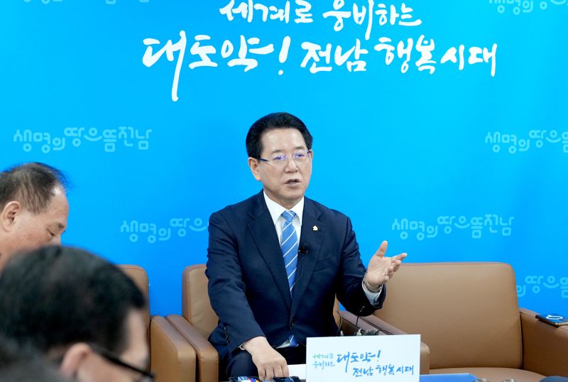 김영록 전남도지사가 6일 도청 기자실에서 전남지역 현안 문제와 관련해 기자간담회를 갖고 있다. 전남도 제공