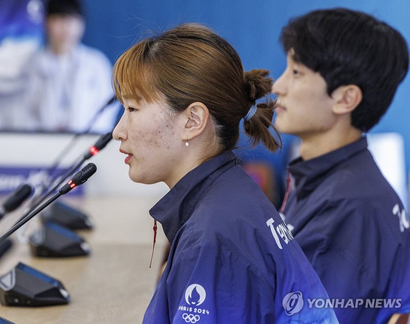 배드민턴 혼합복식에서 은메달을 획득한 정나은이 6일 오전(현지시간) 파리 중심에 있는 코리아하우스에서 열린 메달리스트 기자회견에서 전날 여자 단식에서 금메달을 수확한 뒤 안세영이 가진 인터뷰 관련 대표팀 분위기에 대해 발언하고 있다./ 사진=연합뉴스