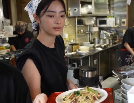 "연락 완전히 끊겼다"..‘뉴진스 민지' 닮은 日 중국집 사장 행방 묘연, 무슨 일?