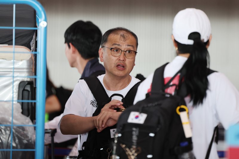 귀국 수속하는 김학균 배드민턴팀 감독 (파리=연합뉴스) 임화영 기자 = 김학균 배드민턴 국가대표팀 감독이 6일 오후(현지시간) 프랑스 샤를 드골 공항을 통해 귀국하기 위해 수속하고 있다. 2024.8.7 hwayoung7@yna.co.kr (끝)