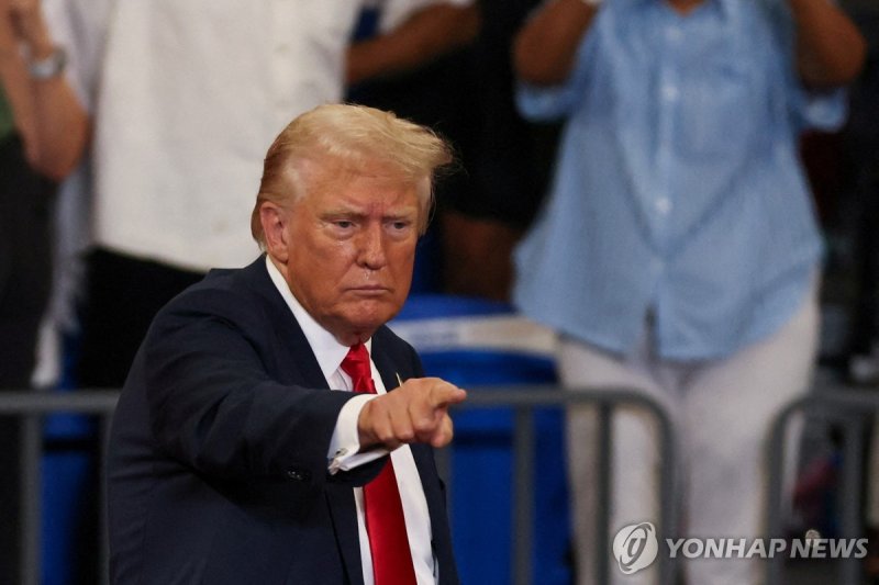 도널드 트럼프 전 미국 대통령 FILE PHOTO: Republican presidential nominee and former U.S. President Donald Trump gestures during a campaign rally held with Republican vice presidential nominee Senator JD Vance, in Atlanta, Georgia, U.S., August 3, 2024. REUTERS/Umit Bektas/File Photo