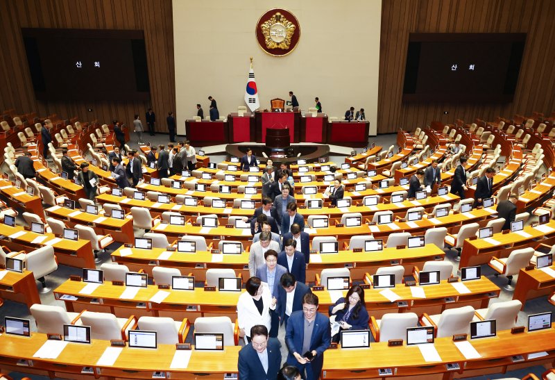 더불어민주당 등 야당 의원들이 5일 오후 서울 여의도 국회에서 열린 제417회 국회(임시회) 제1차 본회의가 산회하자 회의장을 나가고 있다. 2024.8.5/뉴스1