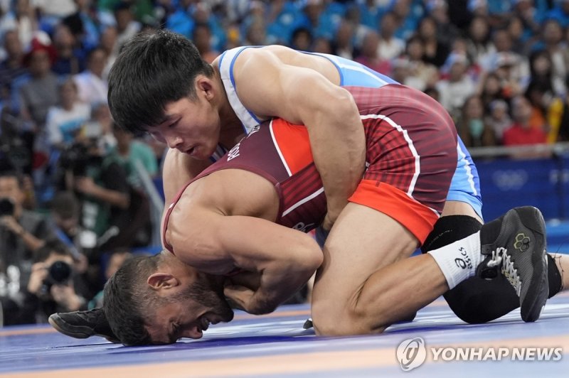 리세웅과 로드리게스 오로스코의 동메달 결정전 모습 Venezuela's Raiber Rodriguez and North Korea's Se Ung Ri, top, compete during their men's Greco-Roman 60kg wrestling bronze medal match, at Champ-de-Mars Arena, during the 2024 Summer Olympics, Tuesday, Aug. 6, 2024, in Paris, France. (AP Photo/Eugene Hoshiko)
