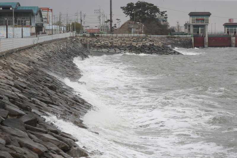 경기 화성시 궁평항에 파도가 높게 일고 있다.(사진은 기사 내용과 무관함) / 뉴스1 ⓒ News1