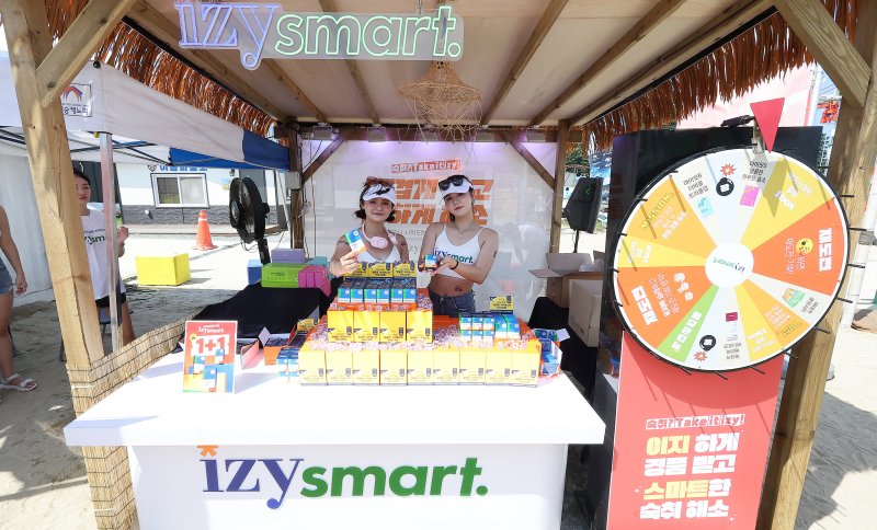 6일 오후 강원 양양군 현남면 인구 해수욕장에서 열린 '2024 뉴스1 썸머 브랜드 페스타'에 참가한 동국제약 숙취해소 필름 '이지스마트' 관계자들이 제품을 소개하고 있다. '뉴스1 썸머 브랜드 페스타'는 'MZ세대의 서핑 성지'로 유명한 인구 해변에서 주요 기업들이 참여해 각 사의 브랜드와 제품을 알리고, 나아가 지역경제 활성화에 기여하기 위해 마련된 행사다. 2024.8.6/뉴스1 ⓒ News1 김진환 기자