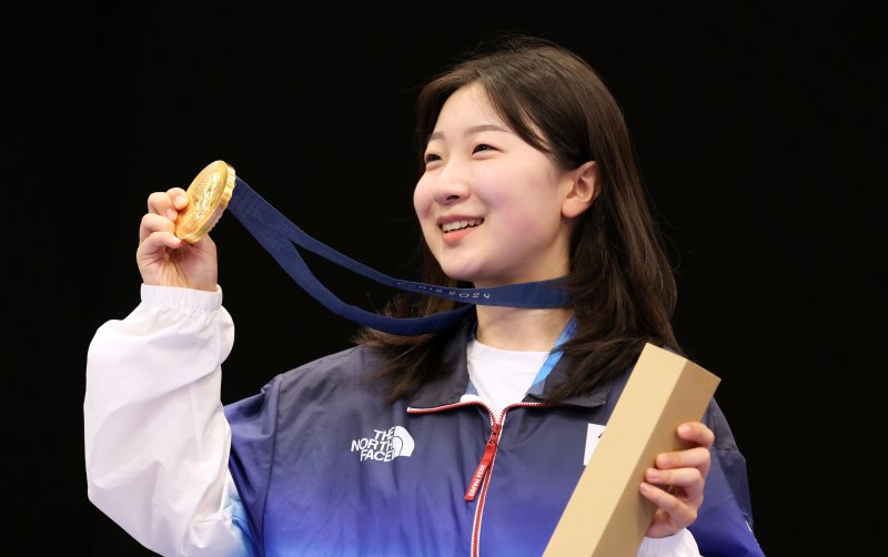 대한민국 사격 대표팀 반효진이 29일(한국시간) 프랑스 샤토루 슈팅 센터에서 열린 2024 파리올림픽 사격 공기소총 10m 여자 시상식에서 금메달을 들어보이고 있다. 2024.7.29/뉴스1 ⓒ News1 이동해 기자 /사진=뉴스1