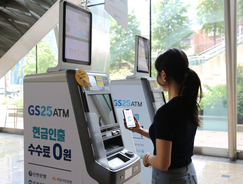 편의점 GS25가 지난 6일부터 매장 내 스마트 현금자동입출금기(ATM)를 통해 트래블월렛카드를 즉시 발급하는 서비스를 개시했다. GS리테일 제공