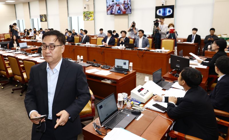 국회 과학기술정보방송통신위원장 국민의힘 간사인 최형두 의원이 7일 오전 서울 여의도 국회에서 열린 과학기술정보방송통신위원회 전체회의에서 불법적 방문진 이사 선임 등 방송장악 관련 2차 청문회 실시계획서 등에 대한 표결을 진행하자 회의장을 나가고 있다. 이날 과방위는 방송통신위원회의 공영방송 이사 선임 과정의 문제와 관련해 오는 14일 2차, 21일 3차 청문회를 열기로 의결했다. 뉴스1화상