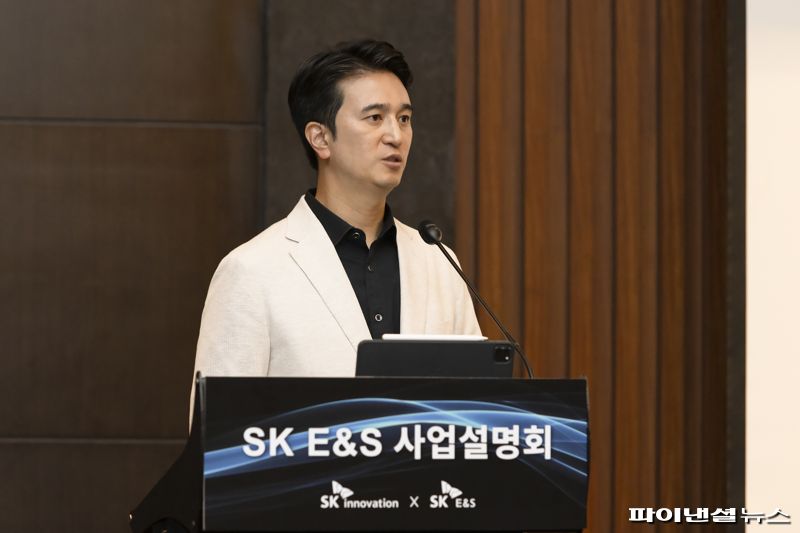 추형욱 SK E&S 대표가 7일 서울 여의도 콘래드호텔에서 국내∙외 주요 증권사 애널리스트가 참석한 가운데 열린 기업설명회(IR)에서 발언하고 있다. SK E&S 제공