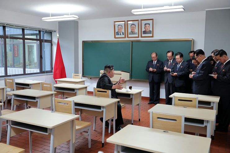 북한 노동당 기관지 노동신문은 5월 22일 김정은 국무위원장이 전날(21일) 중앙간부학교 준공식에 참석했다는 소식을 전하면서 김 위원장의 초상화가 김일성, 김정일의 초상화와 나란히 배치된 사진을 게재했다. 사진=노동신문 캡처