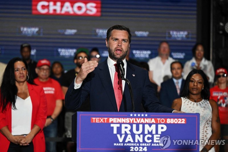 미국 공화당 부통령 후보인 밴스 상원의원 PHILADELPHIA, PENNSYLVANIA - AUGUST 6: Republican Vice Presidential candidate Sen. JD Vance (R-OH) delivers remarks during a campaign rally at 2300 Arena on August 6, 2024 in Philadelphia, Pennsylvania. Vance is campaigning in several battleground states, closely matching Demo